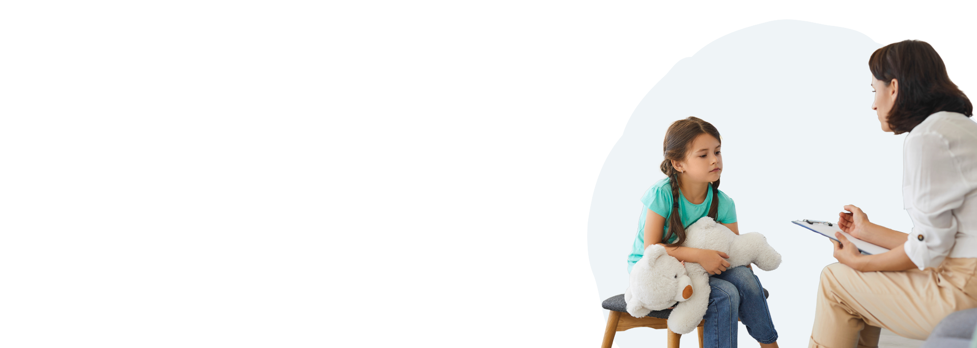 Terapeuta con niña en sesión — Centro Takumi